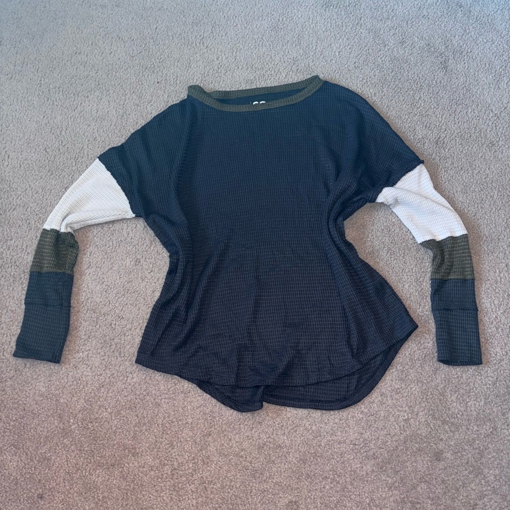 SO Textured Knit Top in Gray and Olive